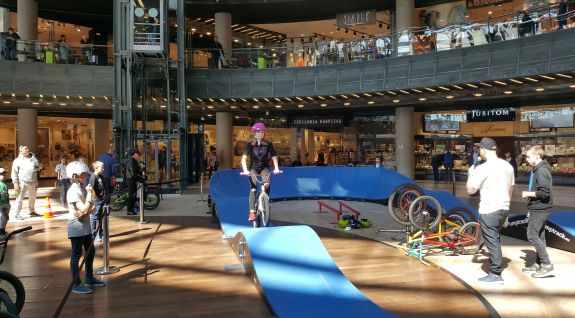 BMX zeigt in der Einkaufsgalerie - Lublin (PL)