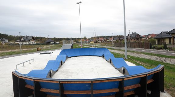 Pump-Track für Skateboarding angepasst