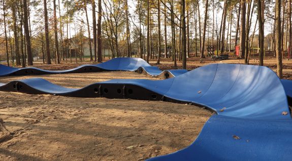 Pumptrack Fahrradstrecke aus Modulen