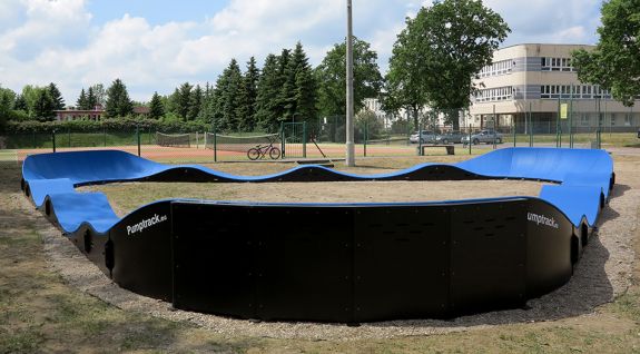 Ein Fahrradspielplatz oder ein Composite Pumptrack