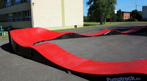 Ein Fahrradspielplatz oder ein Composite Pumptrack