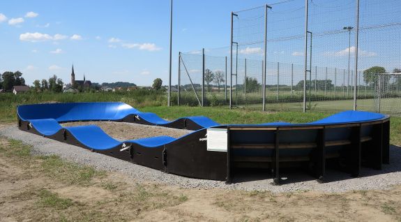 Pump-Track für Skateboarding angepasst