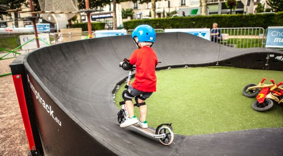 Ein Fahrradspielplatz oder ein Composite Pumptrack