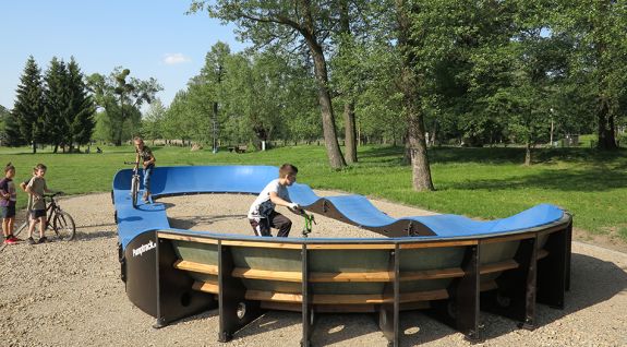 Portable Pump Track bei einer Fahrradparty BMX zeigt in der Einkaufsgalerie