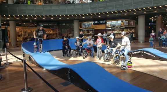 BMX zeigt auf einem mobilen Pumptrack - Lublin (PL)