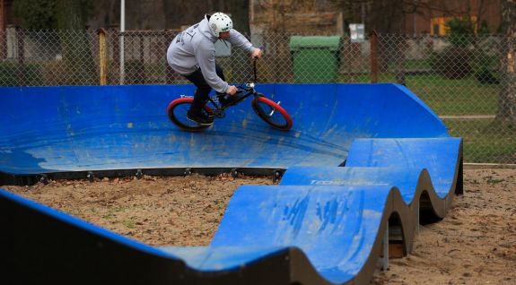 Pump-Track für Skateboarding angepasst