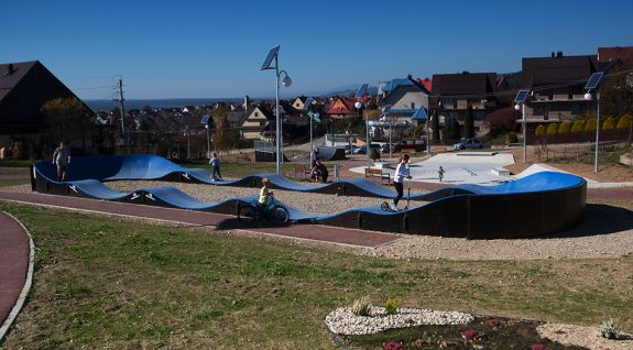 Pump-Track für Skateboarding angepasst