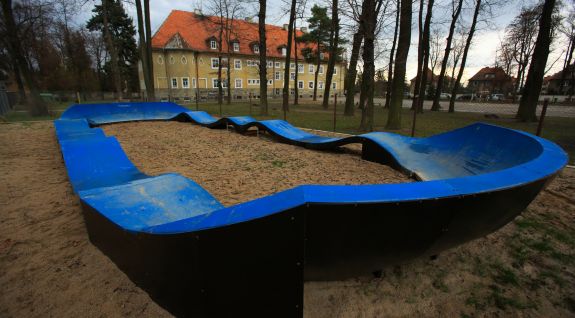 Pumptrack aus Verbundmaterial in Paczków