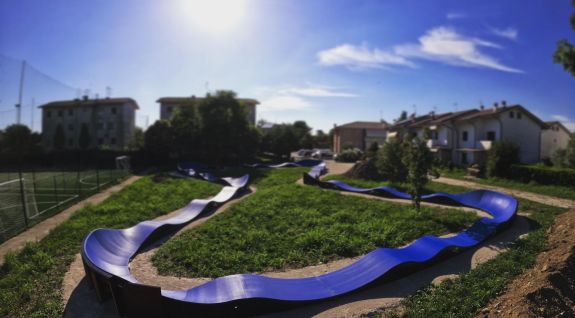 Pump-Track für Skateboarding angepasst