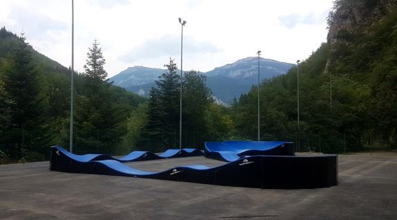 Pumptrack Fahrradstrecke aus Modulen