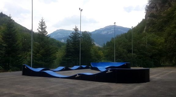 Pumptrack Fahrradstrecke aus Modulen